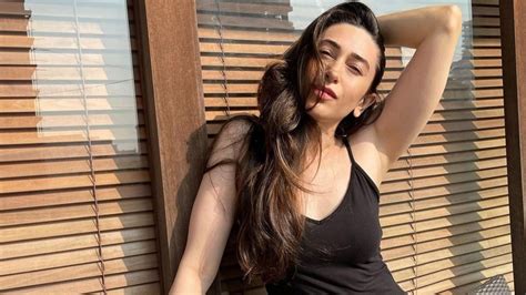 karishma kapoor hot|Karisma Kapoor Drops Stunning Photos In Swimsuit。